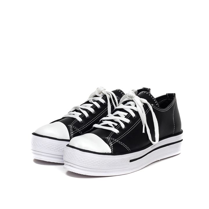 zapatillas blancas y negras